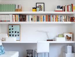 Pernahkah anda berpikir, akan menyenangkan jika saya bisa menggantung satu atau dua rak di jendela. 8 Tips Merapikan Rumah Dengan Rak Dinding Minimalis