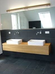 Eichebadmobel Schwarze Fliesen Weisse Badkeramik Schwarze Fliesen Weisse Badezimmer Badezimmer Schwarz