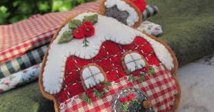 Hace Tiempo Que Tenia En Mente Hacer Una Casita Guarda Metro Y Aprovechando La Epoc Adornos Navidad Fieltro Manualidades Decoraciones Navidenas De Fieltro