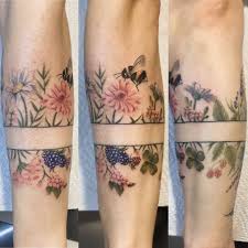 Westend Tattoo Wien Wientattoo Tattoovienna Tattoo Flowerstattoo Bee Armband Tattoo Colourtattoo Farbetattoo Berry Tattoo In 2020