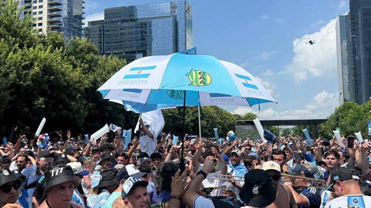 Los hinchas argentinos hicieron un banderazo en Dallas antes del partido de  la Selección con Austria | TN