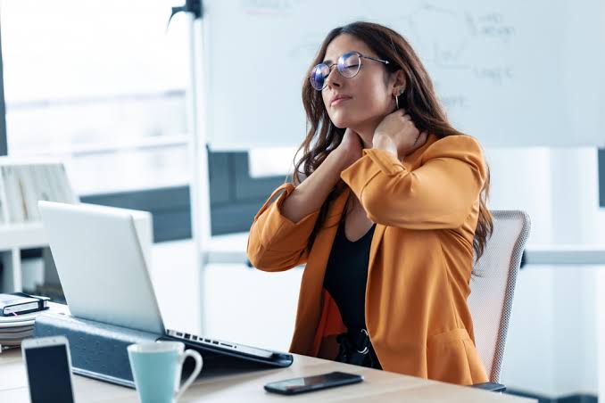 Dolor cervical durante la jornada laboral | Entrena con Élite