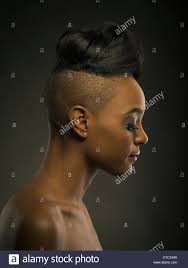 Frisuren für lange haare 2020: Frau Mit Stylischen Haarschnitt Kopf Rasiert An Den Seiten Und Lange Haare An Der Spitze Stockfotografie Alamy