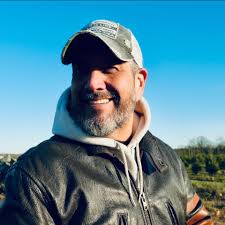 How long before brewing and bottling should I sterilize my fermenter and  bottles and does the solution need to dry first?