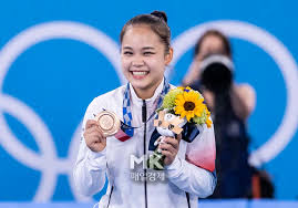 1996 애틀랜타 올림픽 도마 은메달리스트 여홍철 경희대 교수의 딸인 여서정은 '부녀 올림픽 출전'이라는 진기록을 세웠다. Ewxpzfadyohj M