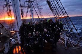 Under innseilingen fikk vi imidlertid den vanlige ankomstbygen, komplett med både vind og regn, men dette la ikke noen som helst demper på oppmøtet av tilskuere denne gangen heller. Statsraad Lehmkuhl Sail On Board