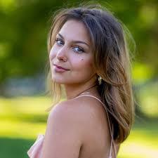 Daniela Almeida's Instagram, Twitter & Facebook