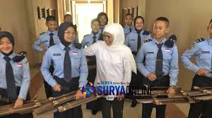Selain itu ada juga biaya sekolah lainnya misalnya biaya pengembangan sekolah development fee, transport, english language support (els), special student service, buku cetak. Pemprov Jatim Siap Tambah Asrama Di Sman 3 Taruna Angkasa Madiun Begini Kata Gubernur Khofifah Surya