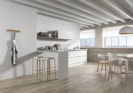 Holz Und Keramik Vereint Holzoptik Holz Wood Woodesign Keramik Kuche Kitchen Keuken Stuhle Tisch Kuchenboden Vinyl Fur Kuche Offene Kuche