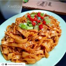 Bubuhi saus tiram, kecap manis, garam, merica hitam, dan air. Kwetiau Goreng Bahan 200 Gr Kwetiau Resep Olahan Mie Facebook