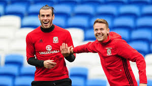 Gareth bale laughed and danced with his wales teammates behind a flag that carried the message: Gareth Bale Golf Madrid Responds To Wales Golf Madrid Chants In Great Golf Madrid Style 90min
