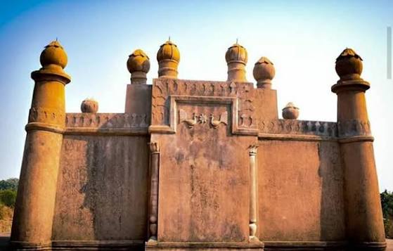 Ajaygarh Fort – Where History Meets the Sky Perched 688 meters above the Vindhya hills, Ajaygarh Fort stands as a silent guardian of time, just 65 km from Khajuraho. Once the later