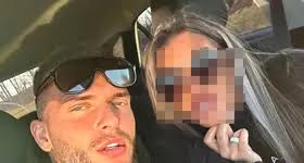 Din culisele ”Insula Iubirii”! Cea mai tatuată ispită, prinsă într-un  patrulater amoros cum rar vezi! Și-a obligat iubita să ”presteze” în  Elveția și i-a furat 11.000 €!?