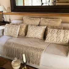 Que Lindos Quedan Estos Almohadones En Macrame Combinados Con Otras Texturas Me Tiraria En El A Descansar Pero Es Lunes Y Esto Recien Ev Icin Dekor Kirlent