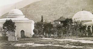 Sandukanın üzerinde beyaz kandilli kristal bir avize asılıdır. 1894 Yili Osman Ve Orhan Gazi Turbesi Evliyalar Net Evliya Sahabe Peygamber Kabirleri