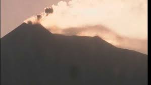 L'etna in sicilia e lo stromboli nelle isole eolie sono tra i vulcani più attivi nel. Etna Nuova Attivita Esplosiva Da Sud Est Nube Lavica Di 3 5 Chilometri La Repubblica