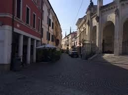 Vivere Rovigo Perdersi Lentamente A Spasso Nella Citta Delle Rose
