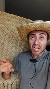 El petate original está hecho de plantas del género 𝑇ℎ𝑦𝑝𝑎 conocidas  como Cola de gato, Cola de pecho, Enea, Espadaña, Junco, Junquillo, Masa de  agua, Palmilla, Totora, Tula, Tule, Vela de sabana, etc. ...