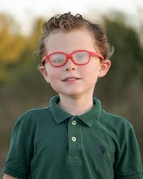 After 10 years of marriage and 3 kids later, we finally had family pictures  done😅 thank you to Tyler and Shea @emulatecreative for the beautiful  pictures! Here's only a few of my favorites 🥰