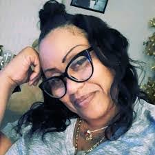 Lesley Hiles's Instagram, Twitter & Facebook