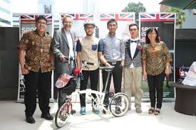 Idbike store is a pro bicycle shop located in jakarta, indonesia. Uk In Indonesia On Twitter Photos Ambassador Moazzamtmalik Winner Debbyzadzali Iwan Tenggono From One Bike Shop Friends Http T Co On1ipqormn