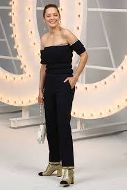 In 2013, she climbed the stairs twice, for the immigrant by james gray and blood ties by guillaume canet.the following year she is in the arms of the dardenne for two days, one night in 2015, she was photographed alongside michael fassbender, her partner in. Marion Cotillard Chanel Spring 2021 Fashion Show Paris Fashion Week Red Carpet Tom Lorenzo Site 7 Tom Lorenzo