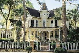 Zamok Sredi Sosen Po Kotoromu Mozhno Razgulivat V Krinolinnyh Platyah Vopros 7 Maison Victorienne Architecture Victorienne Belle Maison