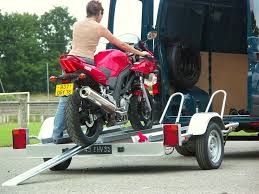 Tendeurs, sangles cliquets, sangles pour fixer les roues ou le guidon d'une moto, etc. Comment Charger Une Moto Sur Une Remorque Seul Moto Station