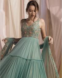 21 Uber Stylish Mehndi Outfits For All You Patakha Bridesmaids Mehndi Outfit Designer Dresses Indian Stylish Mehndi