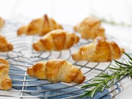 Maybe you would like to learn more about one of these? Mini Croissant Salati Con Cipolle E Olive Per Un Aperitivo Veloce E Sfizioso