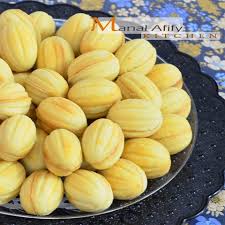 طريقة عمل الجوزية بالصور و الخطوات بسكوين الجوزية من أرقي أنواع البسكويت و يستعمل في صنعه جهاز معين Eid Biscuit Recipes Arabic Food Arabic Sweets Recipes