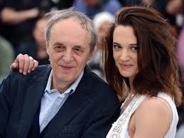 Il sangue è solo lo strumento metaforico attraverso cui rappresentare questo. Dario E Asia Argento Dimenticatevi Twilight Con Noi Dracula Torna Cattivo People