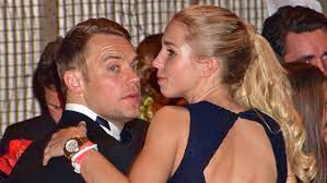 On 19 august 2006 he played his first match in the bundesliga. Manuel Neuer Zeigt Sich Zusammen Mit Freundin Nina Weiss Auf Dem Roten Teppich