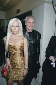 The gianni versace murder 01:48 police are investigating after two bodies were found wednesday at a south florida hotel that was once the mansion of the late fashion designer gianni versace. Vratit Kov Marco Polo Gianni Versace Heirs Realita Manipulovat Panenka