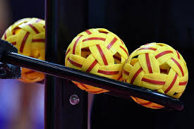 Sarana sepak takraw adalah bola yang terbuat dari bahan rotan. Rfp3nnhjrovkbm