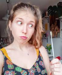 Ten patyczek, ostro wyszorowany o dziąsełka, może uratować komuś życie.  Coooo???? Jak tooo???? 😲 Ostatnio jadę autobusem, drapię się po nosie,  myślę o orzeszkach w paprykowej posypce. Wtem! Spoglądam na reklamę Fundacji