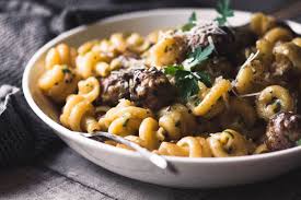 Jamie Oliver S Easy Sausage Carbonara Is My Latest 5 Ingredient 30 Minute Meal Obsession This Quick Easy Carbonara Recipe Carbonara Recipe Easy Pasta Recipes