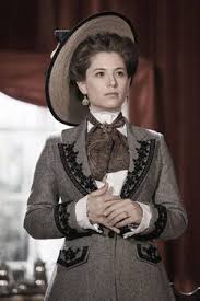 La actriz nacional contó a sus invitados como la fama en las teleseries de su padre, héctor noguera, afectó en su niñez con incomodos episodios. Emilia Noguera Chilenovelas Wiki Fandom