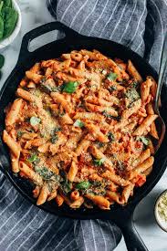 Creamy Tomato Spinach Pasta Made With Just 10 Ingredients In Less Than 30 Minutes In 2020 Vegetarian Pasta Recipes Vegetarian Meal Plan Healthy Vegetarian Meal Plan