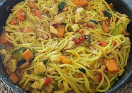 Elaboración de la receta de pollo con verduras y langostinos. Espaguetis Con Verduras Y Pollo Especiado Receta De Cocina Con Nuri Azucar Sal Cookpad