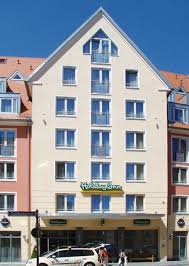 Tastefully designed twin room, with a sofa and large windows. Holiday Inn Nurnberg City
