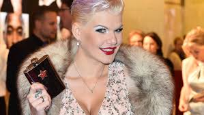 Zwei stunden dauerte die op und melanie müller konnte auch relativ schnell nach dem eingriff wieder lautstark nach einem gin tonic verlangen. Stuck Ohr In Der Nase Melanie Muller Verrat Bizarres Op Detail N Tv De