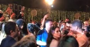 كشف الفنان محمد فرج وخطيبته الفنانة بسنت شوقي، حقيقة حدوث شجار كبير بينهما في حفل ختام الدورة الرابعة من مهرجان الجونة السينمائي، بعدما أشاع بعض الصحفيين ورواد مواقع التواصل الاجتماعي انفعال الفنانة على خطيبها بسبب. Of7ggmcfuhtjjm