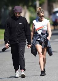 After four years together, elizabeth olsen and robbie arnett are officially married! Elizabeth Olsen In Shorts With Robbie Arnett Out In Sherman Oaks Famousfix