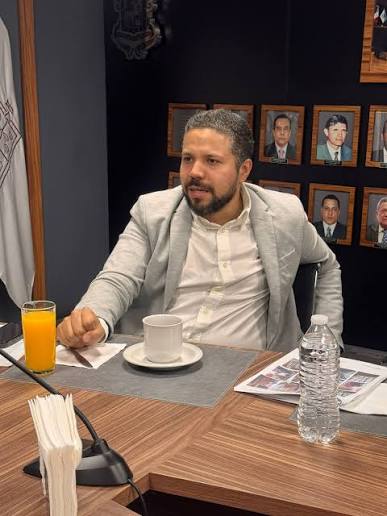 El presidente de nuestra Comisión Estatal de los Derechos Humanos de  Michoacán, Josué Mejía, sostuvo una reunión de trabajo con la directora de  la Unidad de Planeación y Seguimiento de la Coordinación