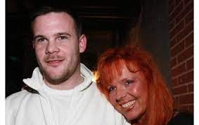 A známá zpěvačka je ráda, že její syn není ani zpěvák po ní, ani bavič po otci karlu šípovi. Holanova Prisla Kvuli Prachum Ahaonline Cz