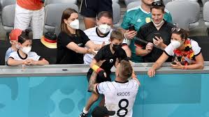 Started his career a cf, then an attacking mid, then a holding mid. Toni Kroos Rucktritt Familie Um Frau Jessica Und Die Drei Kinder Sind Grund Fur Sein Nationalmannschafts Aus