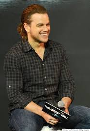 Matt Damon Has A Ponytail So Your Summer Just Got Better He Looks Younger This Way Matt Damon Actors Damon