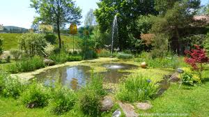 Auf dieser kunstvollen glasstele für grabsteine wurde durch das einschmelzen kleiner glasgranulate ein segelboot eingearbeitet, welches auf ruhiger see gen horizont fährt. Joska Kristall Glas Glashutte Bodenmais Glasblaserei Bayern Ausflugsziele
