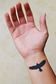 Wrist Eagle Tattoo Kartal Dovmesi Bilek Elegir El Disenu P Un Tatuaje Simply No Siempre E In 2020 Wrist Tattoos For Guys Small Tattoos For Guys Tattoos For Guys
